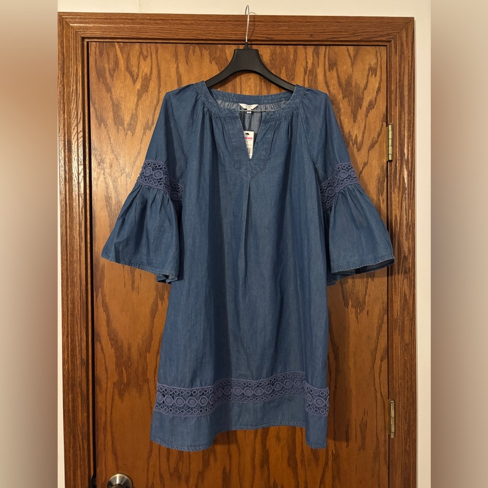SALE!! crown & ivy NWT Size Medium Indigo Chambray Crochet-Trim Shift Dress